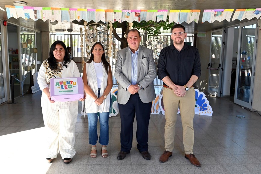 El intendente junto a la secretaría de Educación municipal, Alicia Barletta, y autoridades educativas.