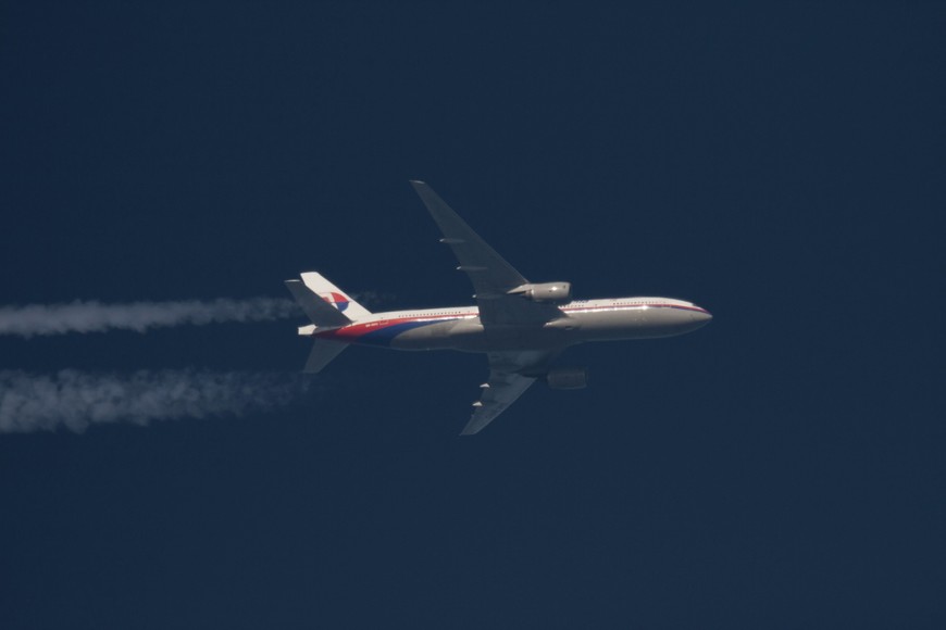 Malaysia Airlines Boeing 777 plane with registration number 9M-MRO flies over Poland in this February 5, 2014 file photo. A piece of debris found along the eastern African coast between Mozambique and Madagascar may be from the tail section of the Malaysia Airlines plane (9M-MRO) flight MH370 that disappeared two years ago, NBC News reported on March 2, 2016.  REUTERS/Tomasz Bartkowiak/Files      TPX IMAGES OF THE DAY        avion boeing 777 de malaysia airlines aviones