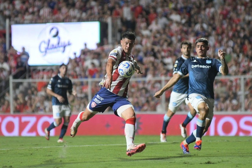 Estigarribia no encuentra el gol. Foto: Manuel Fabatía