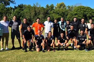 Profesionales, presentes. Los árbitros más importantes de la región trabajaron en el predio Nery Pumpido.