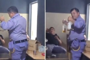 El video fue capturado por uno de los presentes durante la imprudencia.