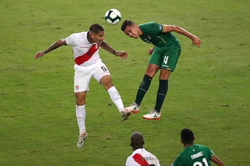 Soccer Football - Copa America Brazil 2019 - Group A - Bolivia v Peru - Maracana Stadium, Rio de Janeiro, Brazil - June 18, 2019    Peru's Paolo Guerrero in action with Bolivia's Luis Haquin    REUTERS/Sergio Moraes