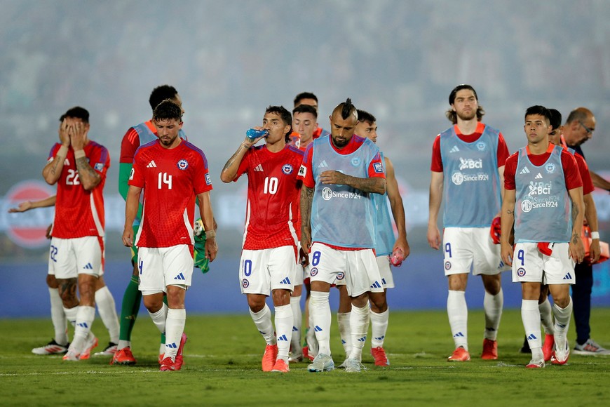 Soccer Football - World Cup - South American Qualifiers - Paraguay v Chile - Estadio Defensores del Chaco, Asuncion, Paraguay - March 20, 2025
Chile's Arturo Vidal, Luciano Cabral, Felipe Loyola and Alexander Aravena look dejected after the match REUTERS/Cesar Olmedo