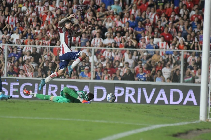 Dómina también tuvo oportunidades claras. Crédito: Manuel Fabatía