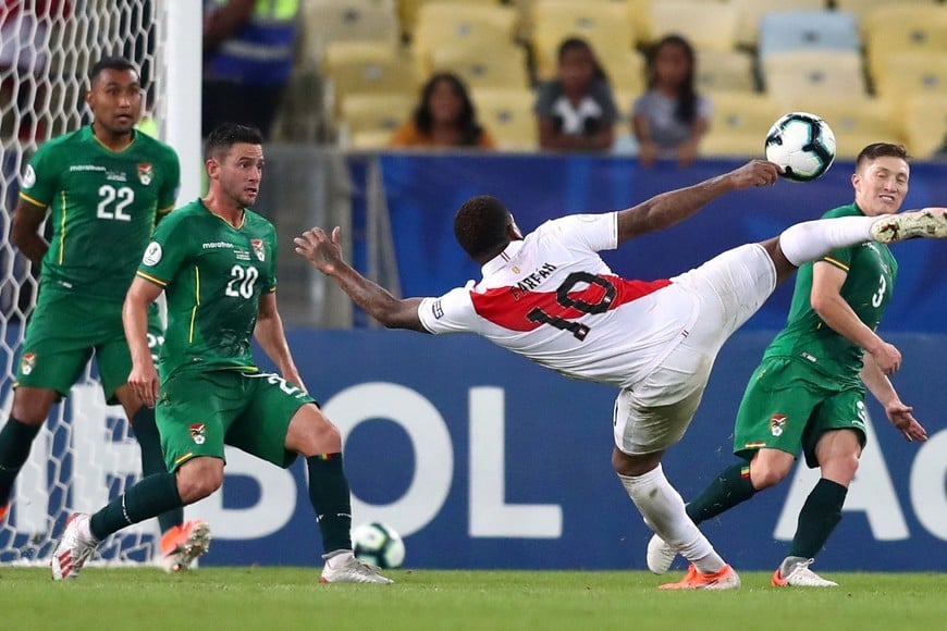 Soccer Football - Copa America Brazil 2019 - Group A - Bolivia v Peru - Maracana Stadium, Rio de Janeiro, Brazil - June 18, 2019   Peru's Jefferson Farfan shoots at goal      REUTERS/Pilar Olivares