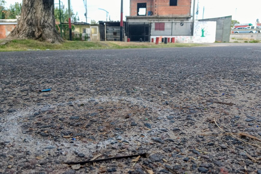 Zona de la plaza en barrio La Guardia donde un hombre murió y una mujer resultó herida. Crédito: Marcelo Manera