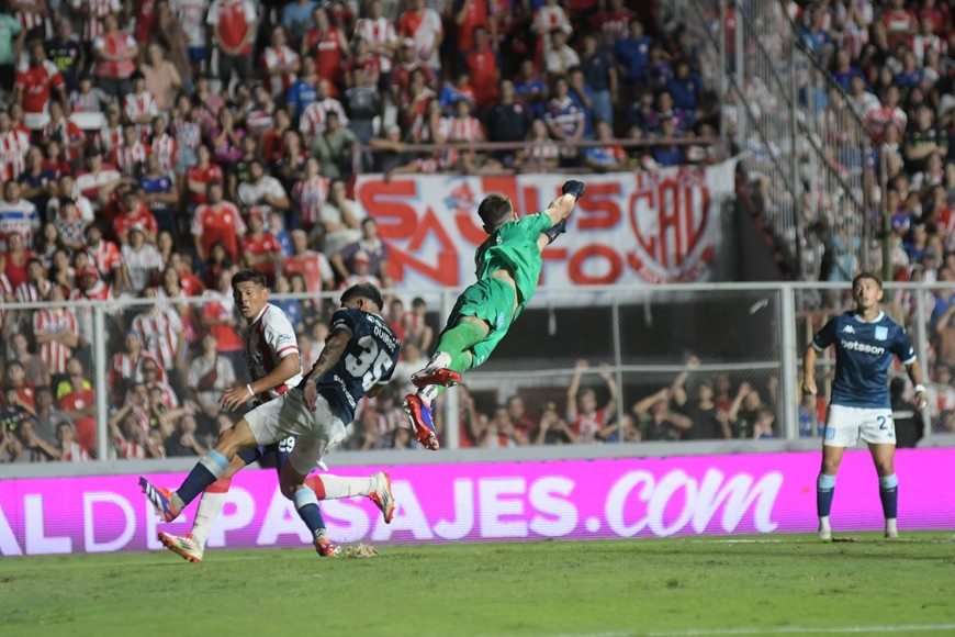 Cambeses estiró su figura durante el complemento. Crédito: Manuel Fabatía