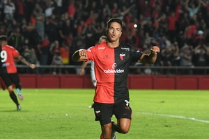 La figurita que todos esperan. El "Chino" Ignacio Lago, sin dudas el mejor del año pasado en Colón hasta que pudo estar en campo y antes de la grave lesión contra Mitre de Santiago del Estero en el Brigadier López. Cada vez falta menos para que vuelvan sus gambetas, toques de calidad y goles con la sangre y luto. Crédito: Pablo Aguirre