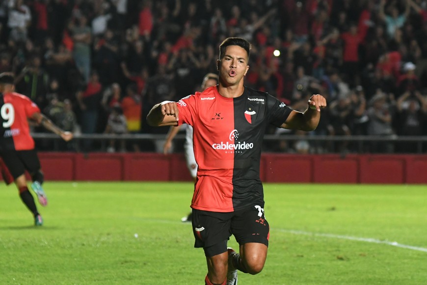 La figurita que todos esperan. El "Chino" Ignacio Lago, sin dudas el mejor del año pasado en Colón hasta que pudo estar en campo y antes de la grave lesión contra Mitre de Santiago del Estero en el Brigadier López. Cada vez falta menos para que vuelvan sus gambetas, toques de calidad y goles con la sangre y luto. Crédito: Pablo Aguirre