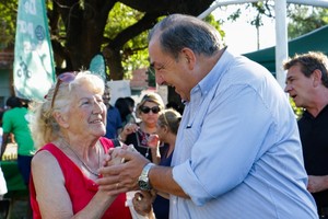 El intendente junto a una vecina del barrio, en el acto de inauguración.