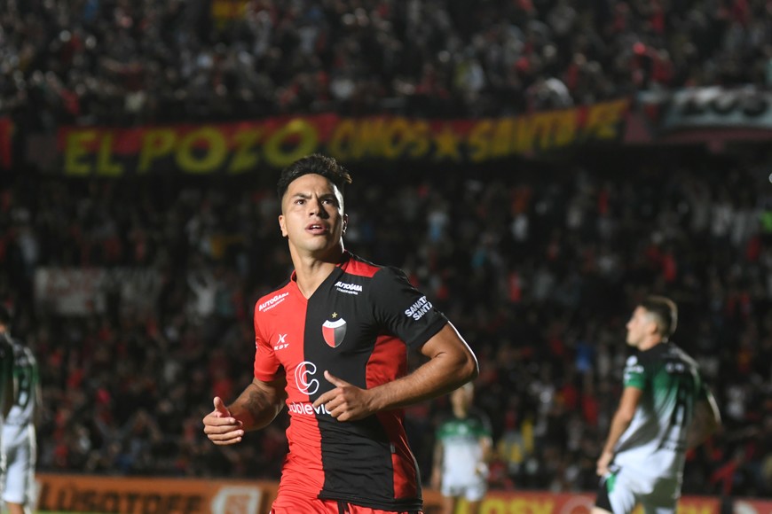 La figurita que todos esperan. El "Chino" Ignacio Lago, sin dudas el mejor del año pasado en Colón hasta que pudo estar en campo y antes de la grave lesión contra Mitre de Santiago del Estero en el Brigadier López. Cada vez falta menos para que vuelvan sus gambetas, toques de calidad y goles con la sangre y luto. Crédito: Manuel Fabatía