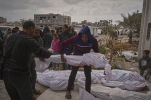 Palestinos preparan los cuerpos para el entierro de víctimas de un bombardeo israelí en Gaza, el 20 de marzo