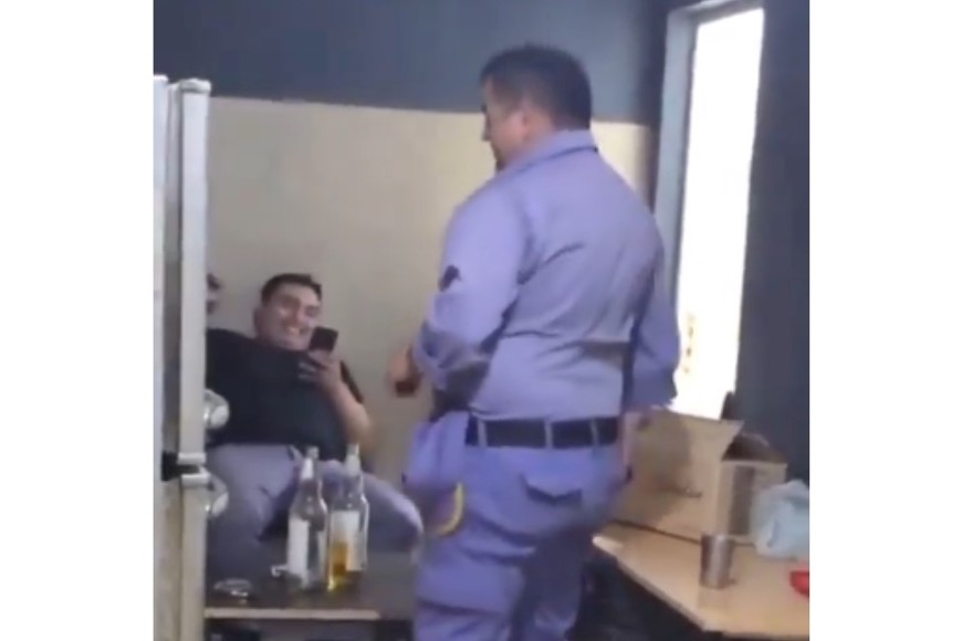 El video fue capturado por uno de los presentes durante la imprudencia.