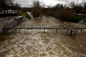 Se teme un posible desbordamiento del Manzanares, que está en nivel rojo de alerta.
Credito: REUTERS/Susana Vera