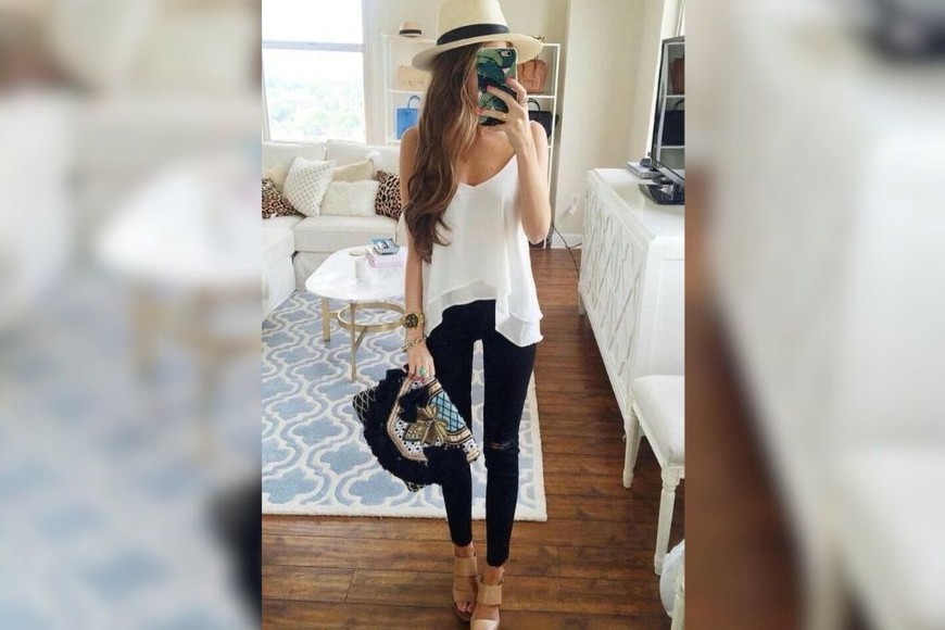 Elegancia relajada: sandalias y leggings en clave 2025.