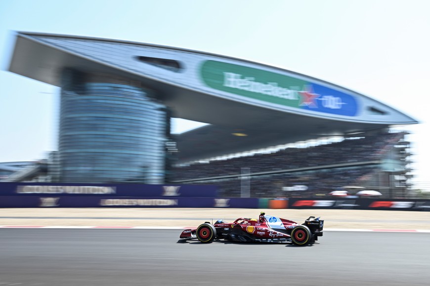 (250322) -- SHANGHAI, 22 marzo, 2025 (Xinhua) -- El piloto británico de la escudería Ferrari, Lewis Hamilton, compite durante la carrera esprint del Gran Premio de China de Fórmula 1 en el Circuito Internacional de Shanghai, en Shanghai, en el este de China, el 22 de marzo de 2025. (Xinhua/He Changshan) (rtg) (da)