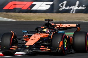 (250322) -- SHANGHAI, 22 marzo, 2025 (Xinhua) -- El piloto australiano de la escudería McLaren, Oscar Piastri, compite durante la clasificación del Gran Premio de China de Fórmula 1 en el Circuito Internacional de Shanghai, en Shanghai, en el este de China, el 22 de marzo de 2025. (Xinhua/Xia Yifang) (rtg) (da)