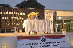 Skliar abordó temas vinculados a la educación, la inclusión y el rol de la escuela en la actualidad. Crédito: Luis Verón
