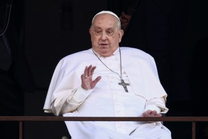 Tras 38 días, el papa Francisco volvió a aparecer públicamente. Foto: REUTERS