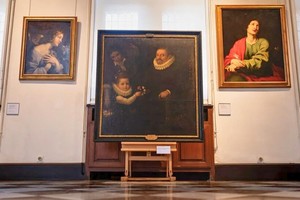 Retrato de un caballero, su hija y una sirvienta, un óleo sobre lienzo con tonos oscuros, en el centro de la imagen, el cuadro redescubierto de Lavinia Fontana.