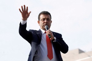 FILE PHOTO: Istanbul Mayor Ekrem Imamoglu, from the main opposition Republican People's Party (CHP), addresses his supporters from the top of a bus after giving testimony to judicial authorities at the Justice Palace, known as Caglayan Courthouse, in Istanbul, Turkey, January 31, 2025. REUTERS/Dilara Senkaya/File Photo