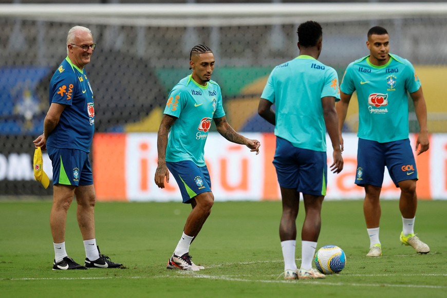 Soccer Football - World Cup - South American Qualifiers - Brazil Training  - Arena Fonte Nova, Salvador, Brazil - November 18, 2024
Brazil coach Dorival Junior and Raphinha during training REUTERS/Adriano Machado