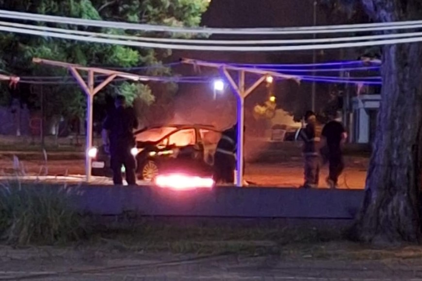 Dos sujetos incendiaron un auto en avenida Facundo Zuviría