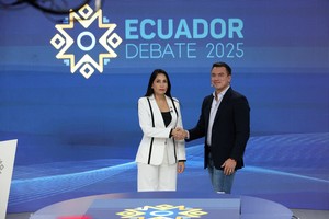 Ecuador's presidential candidate Luisa Gonzalez and Ecuador's president Daniel Noboa, who is seeking re-election, shake hands during the presidential debate, in Quito, Ecuador, in this handout photo released on March 23, 2025. Ecuador's National Electoral Council/Handout via REUTERS    THIS IMAGE HAS BEEN SUPPLIED BY A THIRD PARTY NO RESALES. NO ARCHIVES.
