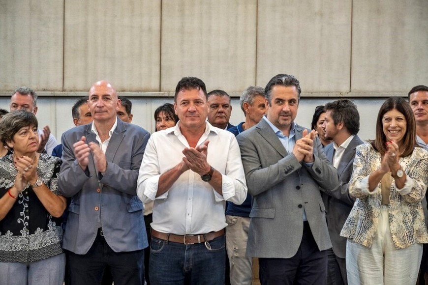 Del acto formaron parte autoridades municipales, el ministro de Justicia y Seguridad, Pablo Cococcioni; la presidenta de la Cámara de Diputados, Clara García; y el jefe de la Policía de Santa Fe, Luis Maldonado.