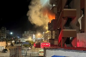Smoke rises after an Israeli airstrike at Nasser hospital, according to the Palestinian civil defence, in Khan Younis in the southern Gaza Strip March 23, 2025. REUTERS/Hussam Al-Masri