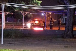 Dos sujetos incendiaron un auto en avenida Facundo Zuviría