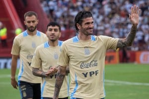 (250323) -- BUENOS AIRES, 23 marzo, 2025 (Xinhua) -- Imagen del 22 de marzo de 2025 del jugador Rodrigo De Paul (frente), de la selección argentina de fútbol, participando en una sesión de entrenamiento a puertas abiertas previo a un partido solidario en beneficio de los afectados por el temporal ocurrido el pasado 7 de marzo en Bahía Blanca, en el Estadio Tomás Adolfo Ducó de Huracán, en la ciudad de Buenos Aires, capital de Argentina. (Xinhua/Martín Zabala) (mz) (oa) (da)