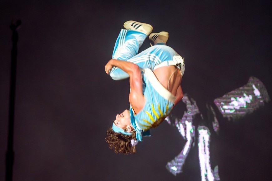 Lollapalooza 2025: Benson Boone sorprendió no sólo con su voz, sino también con sus saltos mortales sobre el escenario. Foto: Gentileza Alive Coverage