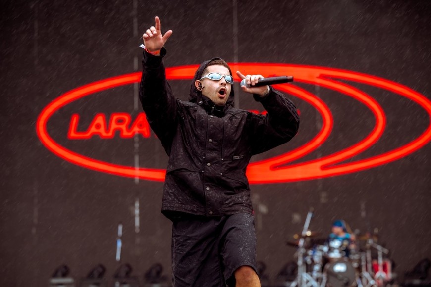 Lollapalooza 2025: Félix Lara de Lara Project, desafiando el chaparrón de la tarde (al fondo su hermano Manuel en la batería). Foto: Gentileza Alive Coverage