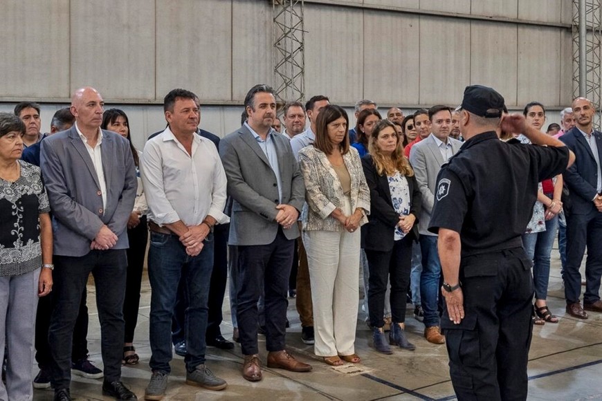 Del acto formaron parte autoridades municipales, el ministro de Justicia y Seguridad, Pablo Cococcioni; la presidenta de la Cámara de Diputados, Clara García; y el jefe de la Policía de Santa Fe, Luis Maldonado.