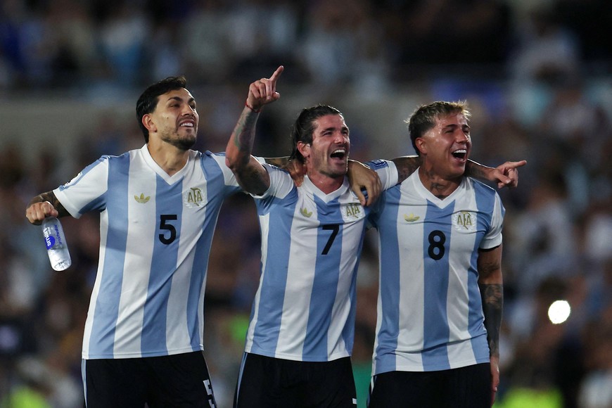 Soccer Football - World Cup - South American Qualifiers - Argentina v Brazil - Estadio Mas Monumental, Buenos Aires, Argentina - March 25, 2025
Argentina's Rodrigo De Paul, Leandro Paredes and Enzo Fernandez celebrate after qualify to the World Cup 2026 REUTERS/Agustin Marcarian