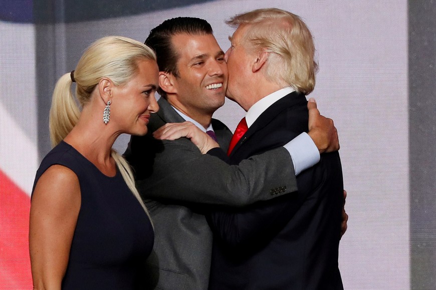FILE PHOTO: Donald Trump Jr. (C) hugs his father, Republican Presidential candidate Donald Trump, as Donald Jr's wife Vanessa (L) walks past after Trump accepted the Republican presidential nomination at the 2016 Republican National Convention in Cleveland, Ohio U.S. July 21, 2016.  REUTERS/Mike Segar/File Photo eeuu cleveland Donald Trump junior Donald Trump presidente de eeuu celebracion aceptacion nominacion partido republicano para competir en las elecciones presidenciales