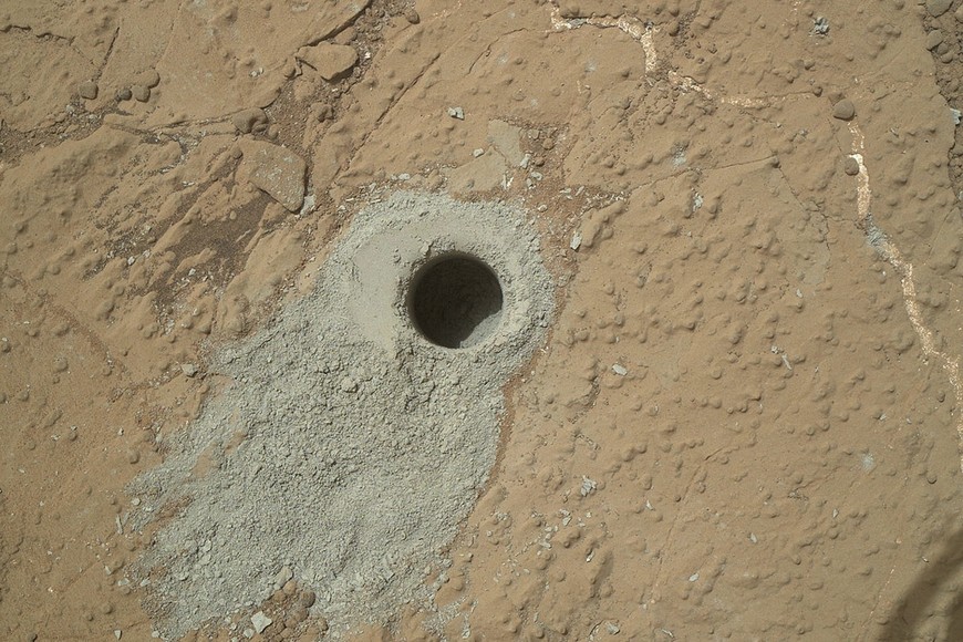 NASA's Mars rover Curiosity's hole drilled into a rock target, "Cumberland," on Mars on May 19, 2013 is shown in this NASA photo. NASA’s Mars rover Curiosity has found carbon-containing compounds in samples drilled out of an ancient rock, the first definitive detection of organics on the surface of Earth’s neighbor planet, scientists said on Tuesday.    REUTERS/NASA/Handout  (OUTER SPACE - Tags: SCIENCE TECHNOLOGY) FOR EDITORIAL USE ONLY. NOT FOR SALE FOR MARKETING OR ADVERTISING CAMPAIGNS. THIS IMAGE HAS BEEN SUPPLIED BY A THIRD PARTY. IT IS DISTRIBUTED, EXACTLY AS RECEIVED BY REUTERS, AS A SERVICE TO CLIENTS

 marte  marte robot explorador curiosity rover marciano exploracion