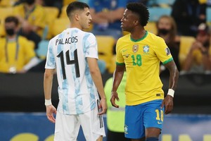 Soccer Football - Copa America  2021 - Final - Brazil v Argentina - Estadio Maracana, Rio de Janeiro, Brazil - July 10, 2021 Argentina's Exequiel Palacios and Brazil's Vinicius Junior REUTERS/Ricardo Moraes