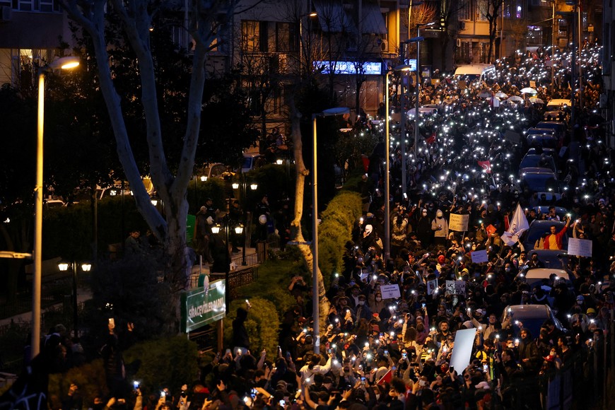 People flash mobile phone lights during a protest against the arrest of Istanbul Mayor Ekrem Imamoglu as part of a corruption investigation, in Istanbul, Turkey, March 25, 2025. REUTERS/Umit Bektas
     TPX IMAGES OF THE DAY