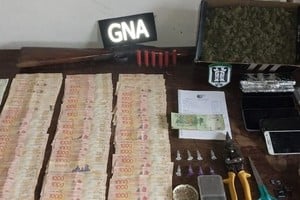 También se secuestró dinero en efectivo, una escopeta con cartuchos, balanzas de precisión y elementos de corte.