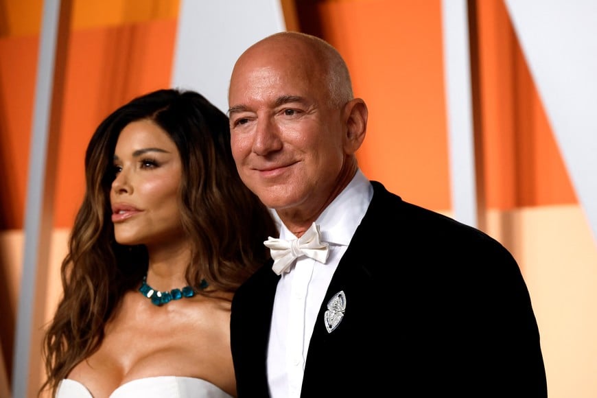 Lauren Sanchez and Jeff Bezos arrive at the Vanity Fair Oscars party after the 97th Academy Awards, in Beverly Hills, California, U.S., March 2, 2025. REUTERS/Danny Moloshok