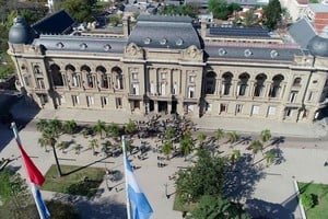El nuevo sistema impone más control en cada uno de los accesos al edificio gubernamental, con identificación de quien ingrese, y concertación previa en caso de ser un visitante externo.