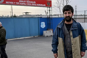 Yasin Akgul, uno de los trabajadores de prensa liberados este jueves.