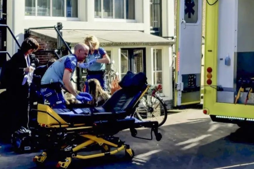 Los primero equipos de emergencia de Ámsterdam llegaron en helicóptero.