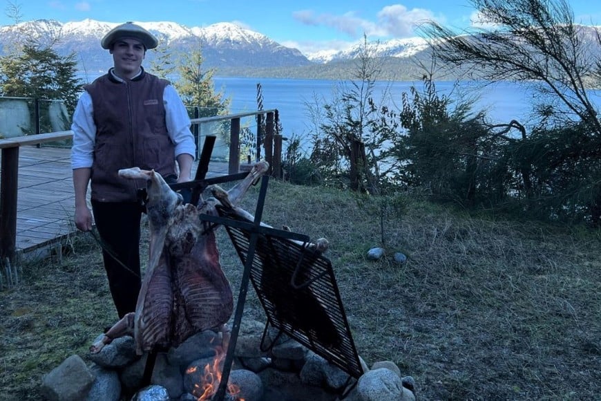 Con fuego, amigos y paisaje: así se vive la gastronomía. // Foto: gentileza.