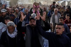 Una marcha, espontánea e inusual, exigió el término del conflicto con Israel y el regreso de la paz.