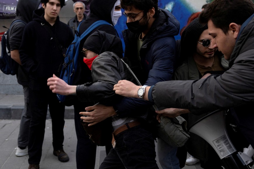 A protester tries to escape from plainclothes police officers during a protest against the arrest of Istanbul Mayor Ekrem Imamoglu as part of a corruption investigation, in Istanbul, Turkey, March 27, 2025. REUTERS/Umit Bektas     TPX IMAGES OF THE DAY