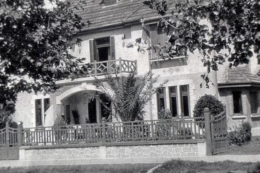 La casona entre finales de la década del 20 y principios del 30, cuando la calle aún era de tierra. Foto: Archivo Histórico Digital