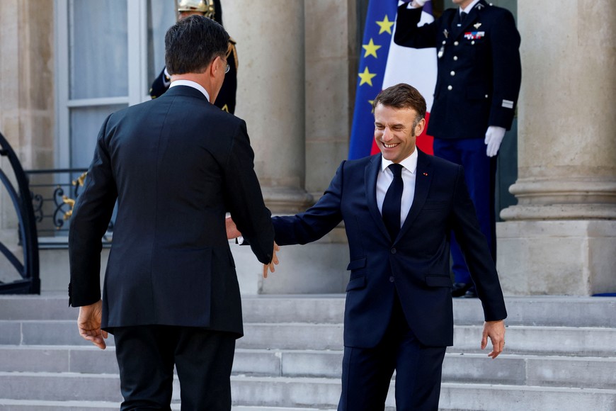 French President Emmanuel Macron welcomes NATO Secretary General Mark Rutte as he arrives for a meeting with European leaders and Ukraine's President Volodymyr Zelenskiy on peace and security for Ukraine, at the Elysee Palace in Paris, France, March 27, 2025. REUTERS/Sarah Meyssonnier